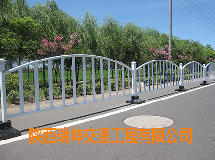 街心護欄